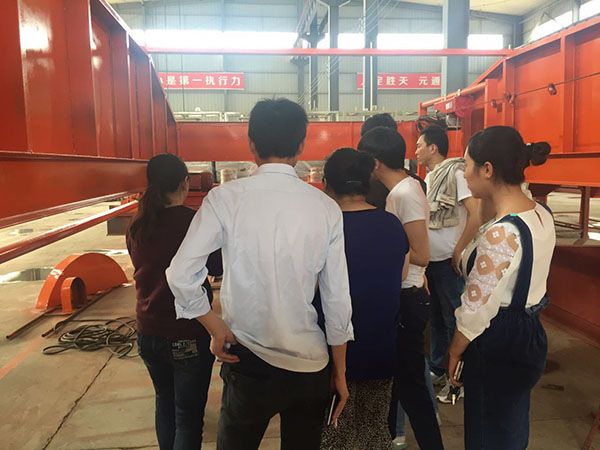 我公司組織員工去設(shè)備廠參觀學習圖2 我公司組織員工去設(shè)備廠參觀學習圖2