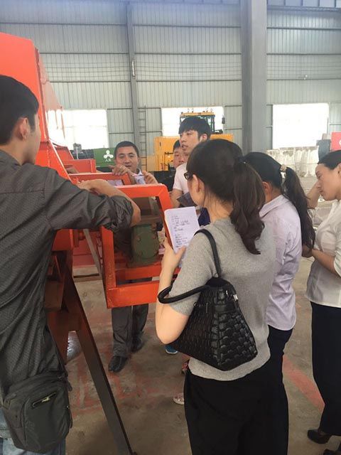 我公司組織員工去設(shè)備廠參觀學習圖1 我公司組織員工去設(shè)備廠參觀學習圖1