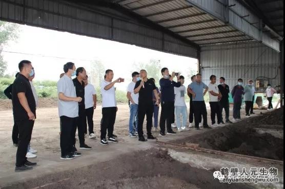 觀摩團參觀農業(yè)有機廢棄物工廠化標準化處理科技示范點